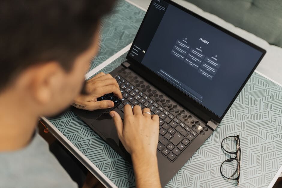 Chuyên gia chiến lược nội dung tối ưu hóa công cụ AI marketing để nâng cao hiệu suất tìm kiếm cho doanh nghiệp.