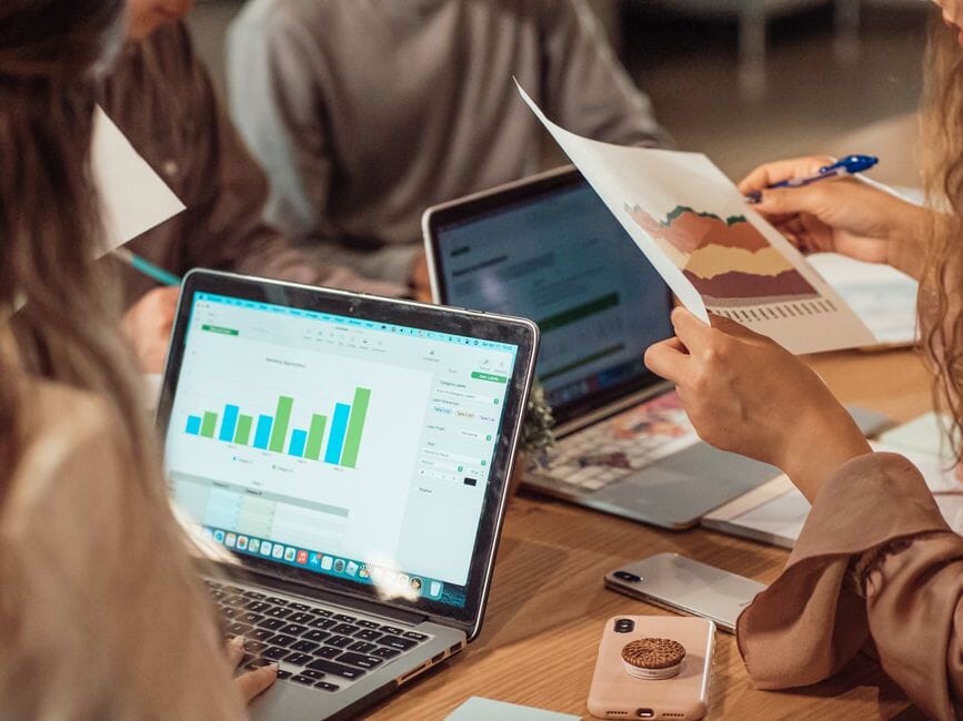 Đội ngũ sáng tạo nội dung áp dụng công cụ AI marketing để nghiên cứu từ khóa và phân tích đối thủ cạnh tranh.