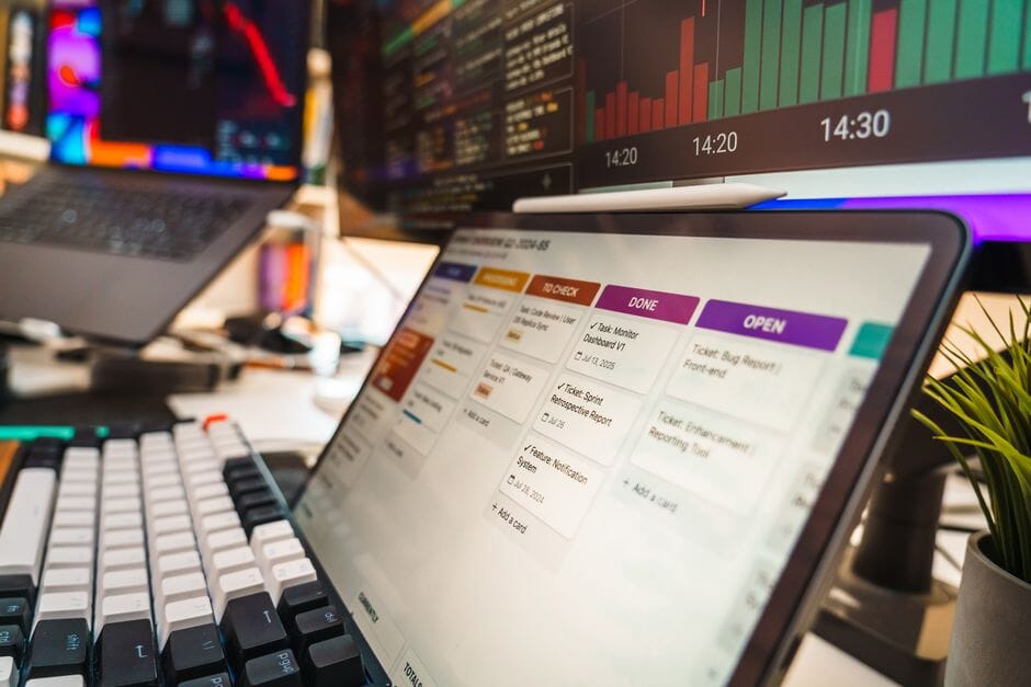 Multi-Agent Orchestration: Kỷ Nguyên Hệ Thống Nhiều AI Phối Hợp Thay Thế Mô Hình Đơn Lẻ 7 Sơ đồ cấu trúc hệ thống nhiều AI chuyên biệt kết hợp cơ sở dữ liệu và phần mềm tối ưu